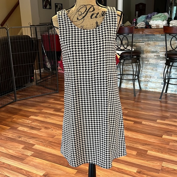Size medium boutique dress houndstooth print with big red ribbon on back - Picture 4 of 4